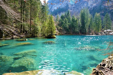  Le Lac de Fanggou: Un joyau turquoise dans les montagnes rouges!