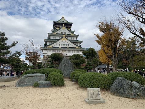  Le Château d'Osaka : Une Forteresse Imperieuse et un Voyage à Travers le Temps !