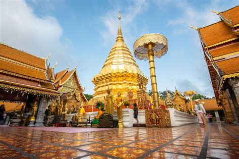 Le Wat Phra That Doi Suthep: Un Temple Incroyable Perché Sur une Montagne Sacrée !